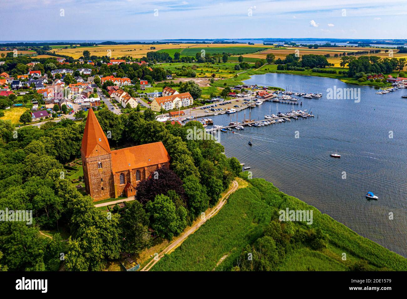 Aereo di Kirchdorf, villaggio della Chiesa con il suo porto sull'isola di Poel, Mar Baltico, Germania, Europa Foto Stock