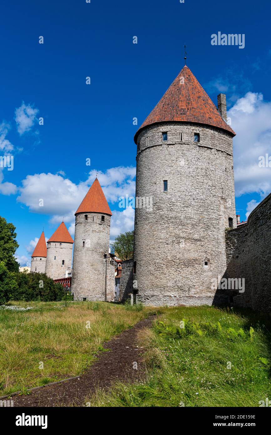 Mura della città vecchia di Tallinn, patrimonio dell'umanità dell'UNESCO, Estonia, Europa Foto Stock