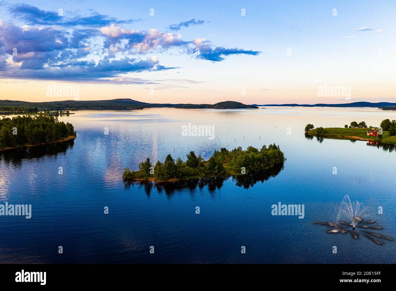 Nuvole che si riflettono al tramonto sul lago Inari, Inari, Lapponia, Finlandia settentrionale, Europa Foto Stock
