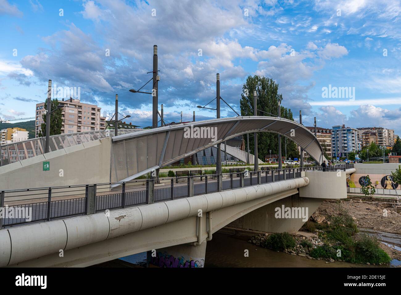 Ponte che separa l'enclave serba dalla parte albanese di Mitrovica, Kosovo, Europa Foto Stock