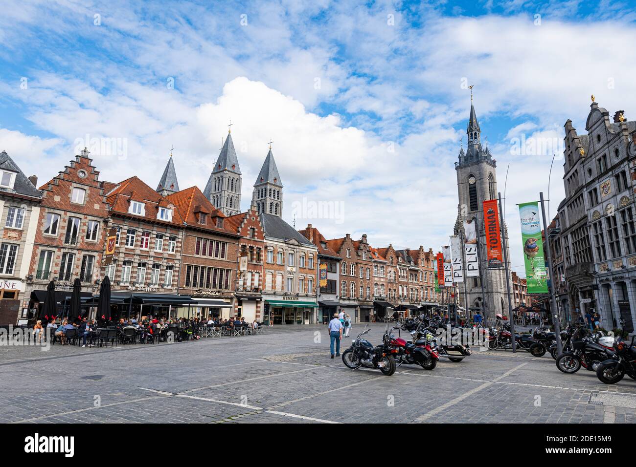 Piazza del mercato e la Cattedrale di Tournai, Patrimonio dell'Umanità dell'UNESCO, Tournai, Belgio, Europa Foto Stock