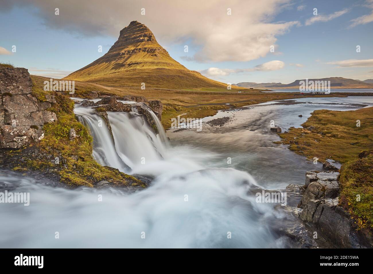 Uno dei paesaggi iconici dell'Islanda, il Monte Kirkjufell e le Cascate Kirkjufellsfoss, vicino a Grundarfjordur, la penisola di Snaefellsnes, l'Islanda, le regioni polari Foto Stock