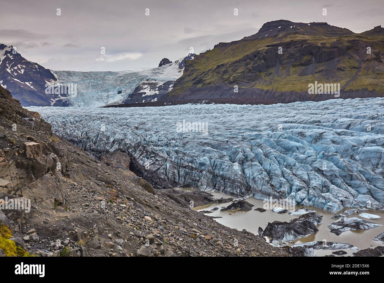 Un ghiacciaio che si ritrae, che si riversa dalla icecap di Vatnajokull, nel Parco Nazionale di Skaftafell, nell'Islanda meridionale, nelle regioni polari Foto Stock