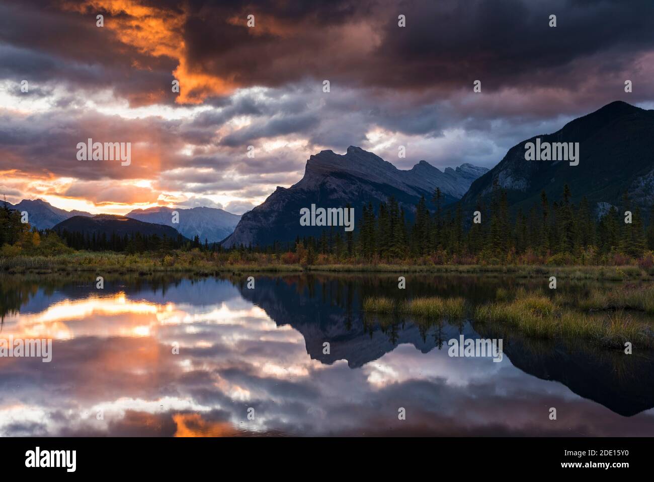 Alba a Vermillion Lakes con Mount Rundle in autunno, Banff National Park, UNESCO, Alberta, Canadian Rockies, Canada, Nord America Foto Stock