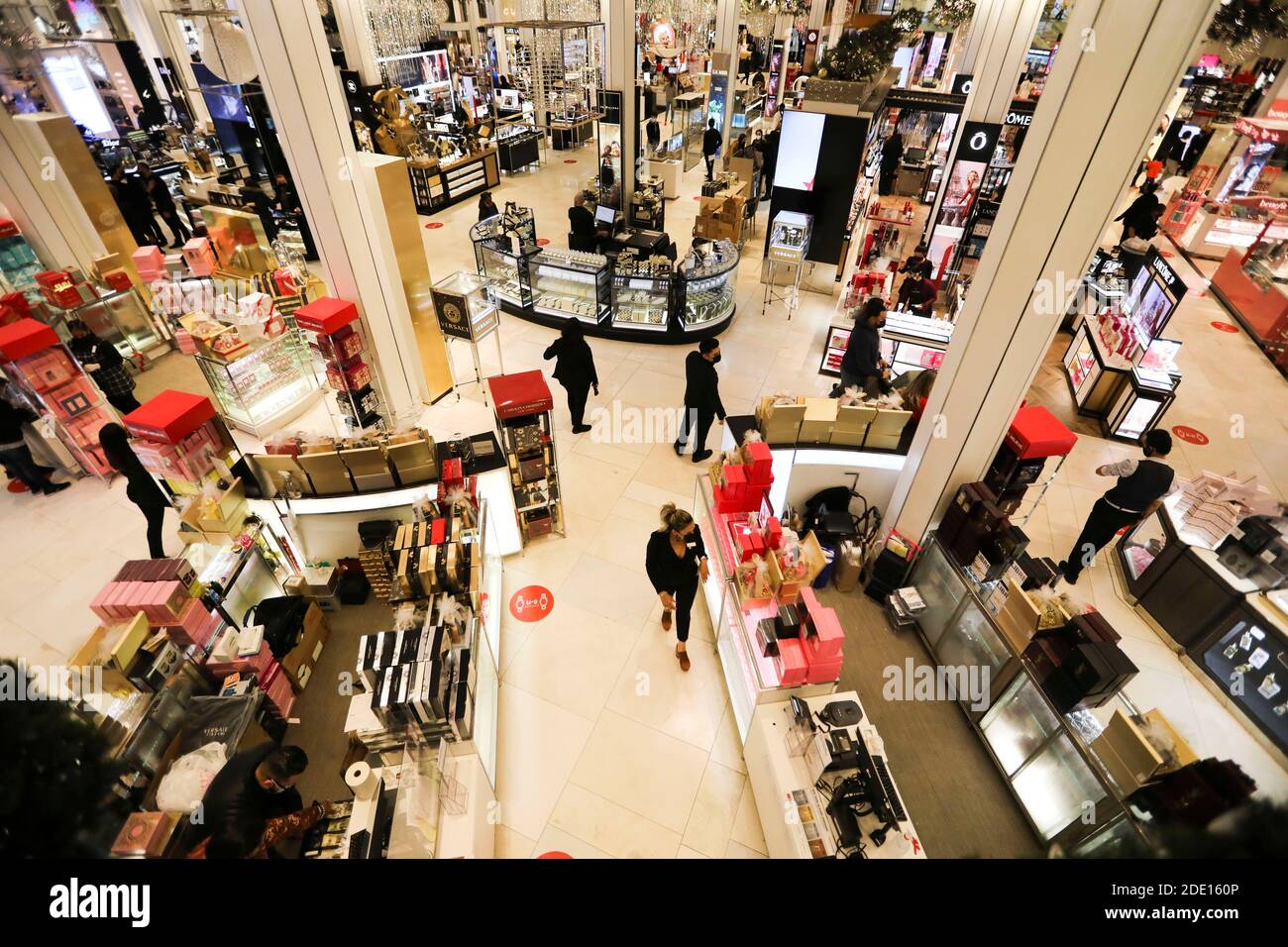 New York, New York, Stati Uniti. 27 Nov 2020. Gli assistenti alle vendite attendono i clienti durante gli acquisti del Black Friday presso Macy's Herald Square a New York, Stati Uniti, il 27 novembre 2020. Il Black Friday, uno dei giorni più attesi dai consumatori, ha cambiato i suoi modelli di consumo a causa della pandemia COVID-19 di quest'anno. Più acquirenti hanno optato per le vendite online, e gli acquirenti in-store tendono ad acquistare le cose molto più velocemente di prima. La spesa in linea dei consumatori degli Stati Uniti ha fatto un nuovo high record di 5.1 miliardo dollari degli Stati Uniti sul giorno del Ringraziamento con una crescita anno su anno di 21. Credit: Xinhua/Alamy Live News Foto Stock