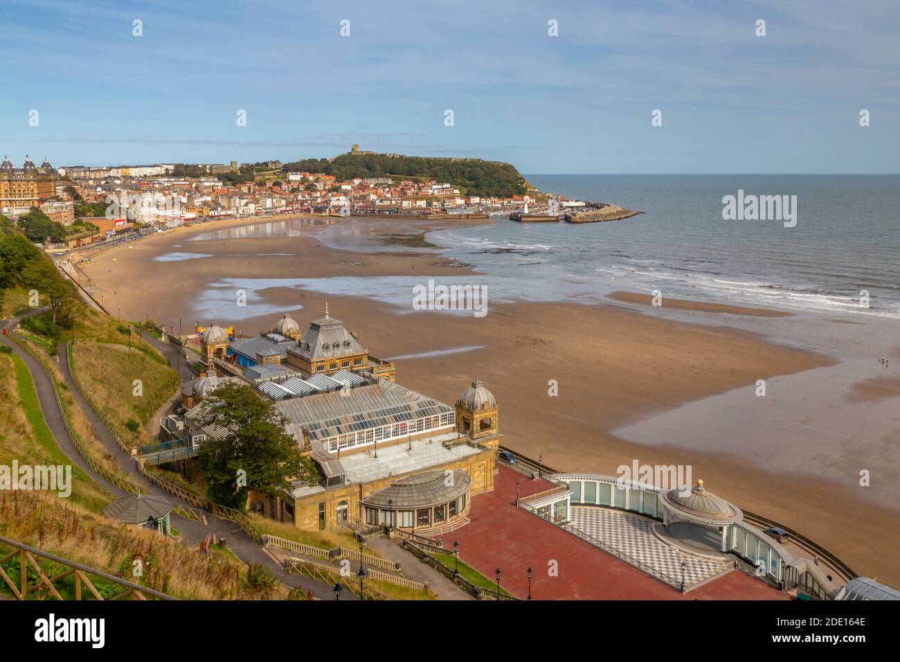 Vista di South Bay e Scarborough Spa, Scarborough, North Yorkshire, Yorkshire, Inghilterra, Regno Unito, Europa Foto Stock