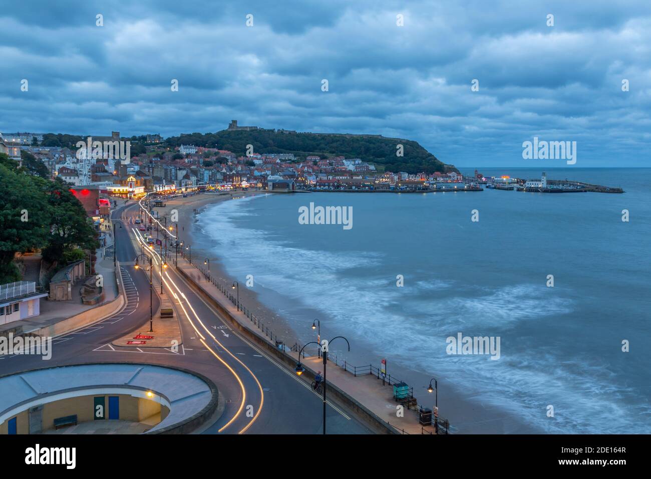 Vista di South Bay e Scarborough al crepuscolo, Scarborough, North Yorkshire, Yorkshire, Inghilterra, Regno Unito, Europa Foto Stock