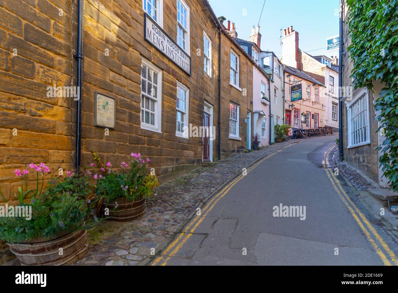 Vista di case color pastello su King Street a Robin Hood's Bay, North Yorkshire, Inghilterra, Regno Unito, Europa Foto Stock