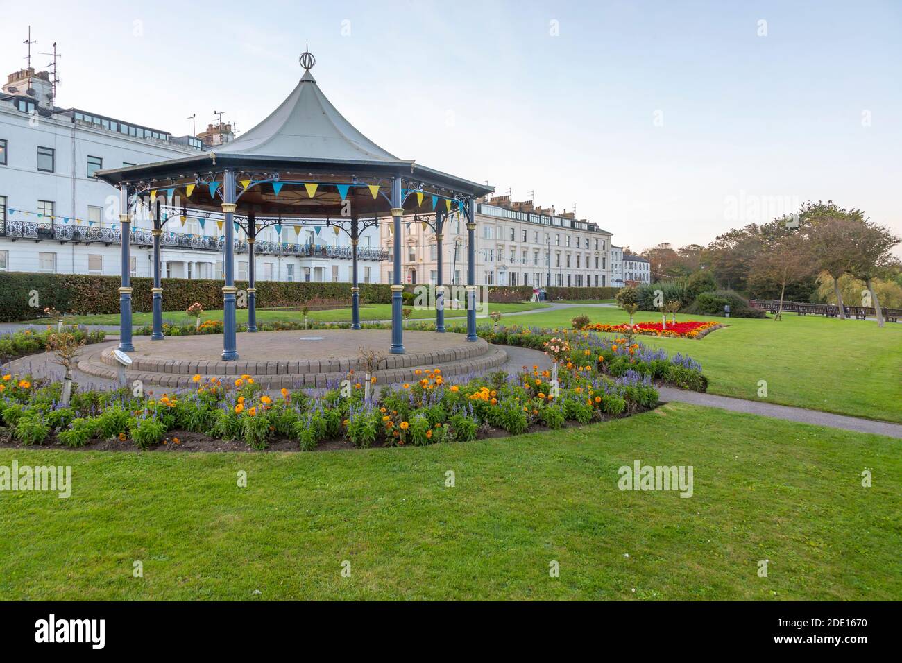 Vista del Crescent Gardens Bandstand al crepuscolo, Filey, North Yorkshire, Inghilterra, Regno Unito, Europa Foto Stock