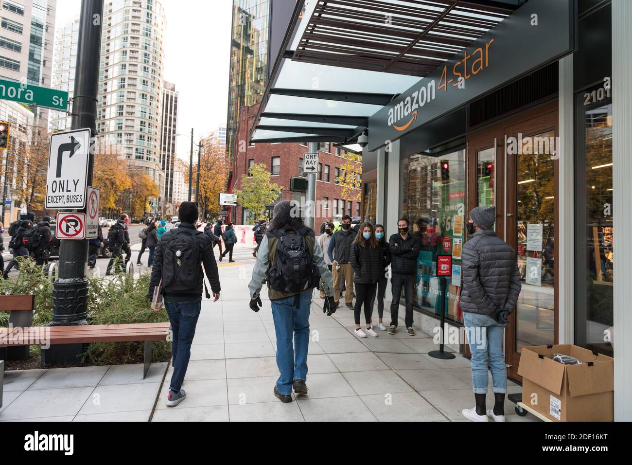 Seattle, Stati Uniti. 27 Nov 2020. A metà giornata, i manifestanti di Westlake Ave al Black Friday March on Peak Season protestano, passando per il negozio Amazon 4-Star. Le proteste sono state organizzate dal Congresso dei lavoratori essenziali, il fondatore Chris Smalls un ex lavoratore Amazon attivato attivista sta lottando per migliorare le condizioni di lavoro presso i magazzini Amazon in tutto il mondo. Credit: James Anderson/Alamy Live News Foto Stock