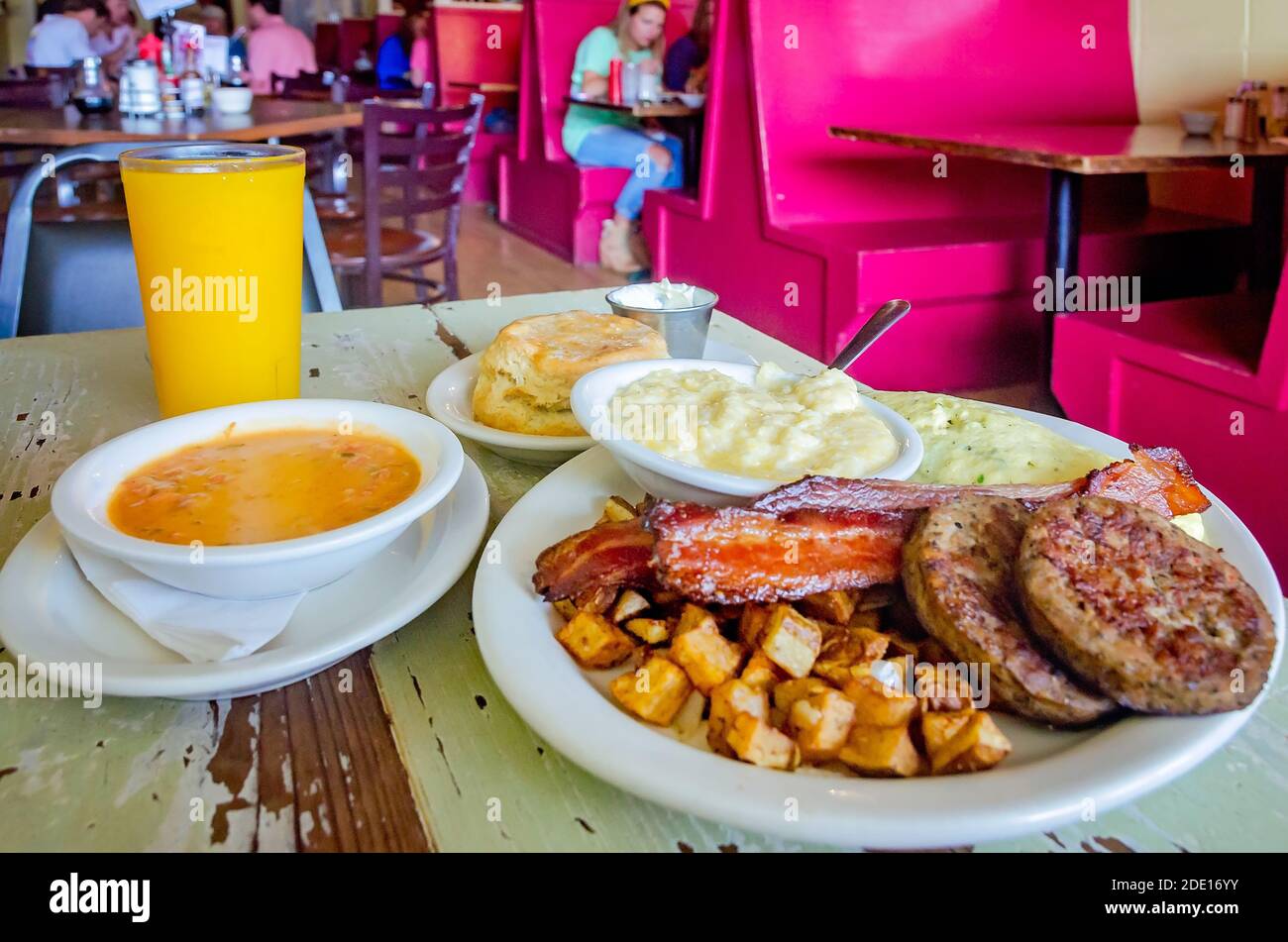 La colazione in stile meridionale viene servita presso il Big Bad Breakfast, il 31 maggio 2015, a Oxford, Mississippi. Il ristorante è stato fondato nel 2008. Foto Stock