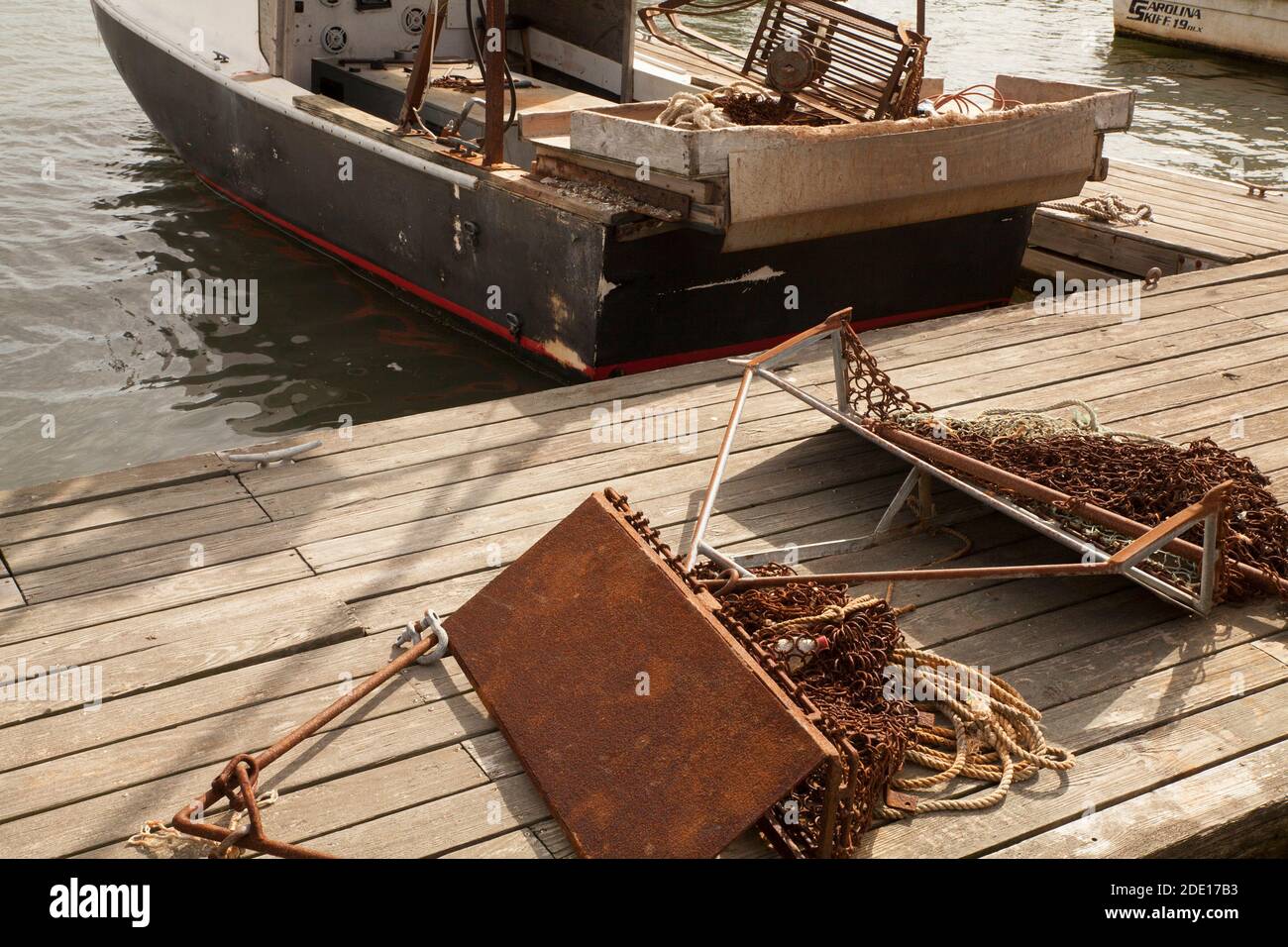 Le attrezzature di dragaggio Oyster sono sul molo a Wellfleet, Massachusetts. Foto Stock