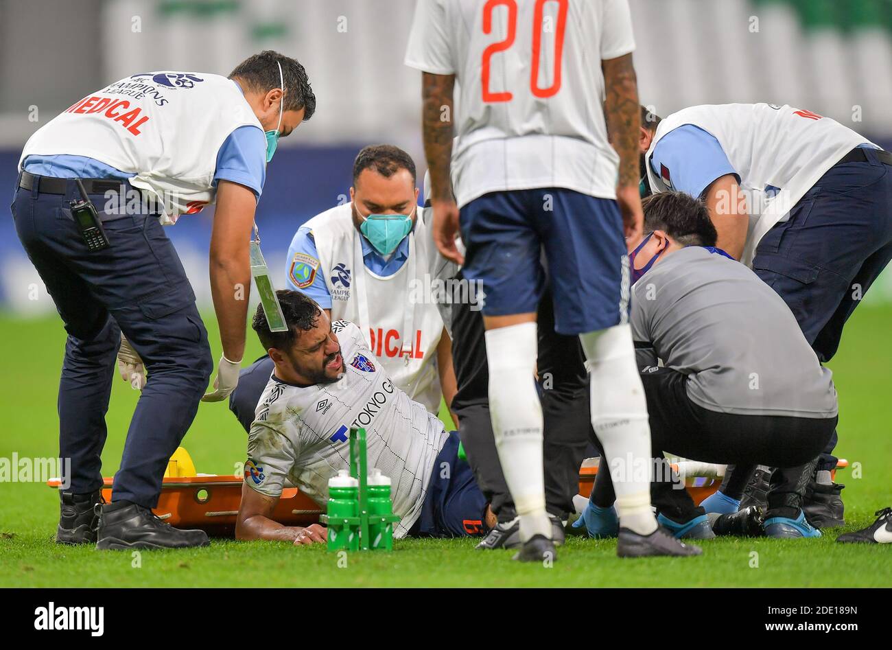 Doha, Qatar. 27 Nov 2020. Diego Oliveira di Tokyo riceve assistenza medica in quanto è ferito durante la partita di calcio del Gruppo F della AFC Champions League tra Shanghai Shenhua FC e FC Tokyo a Doha, Qatar, 27 novembre 2020. Credit: Nikku/Xinhua/Alamy Live News Foto Stock