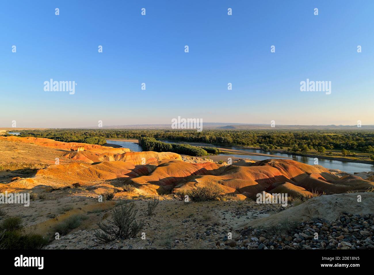 Formazioni rocciose erose multicolore a Wucaitan, spiaggia a cinque colori, Burqin County, Xinjiang settentrionale, Cina Foto Stock