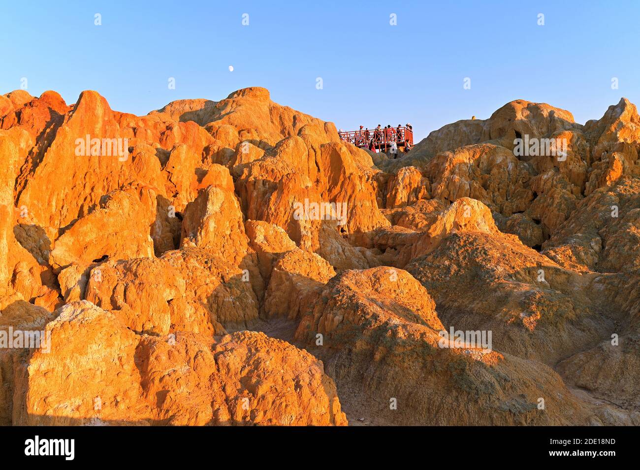 Turisti cinesi al punto di osservazione sulle formazioni rocciose erose multicolore a Wucaitan, spiaggia a cinque colori, Burqin County, Xinjiang settentrionale Foto Stock