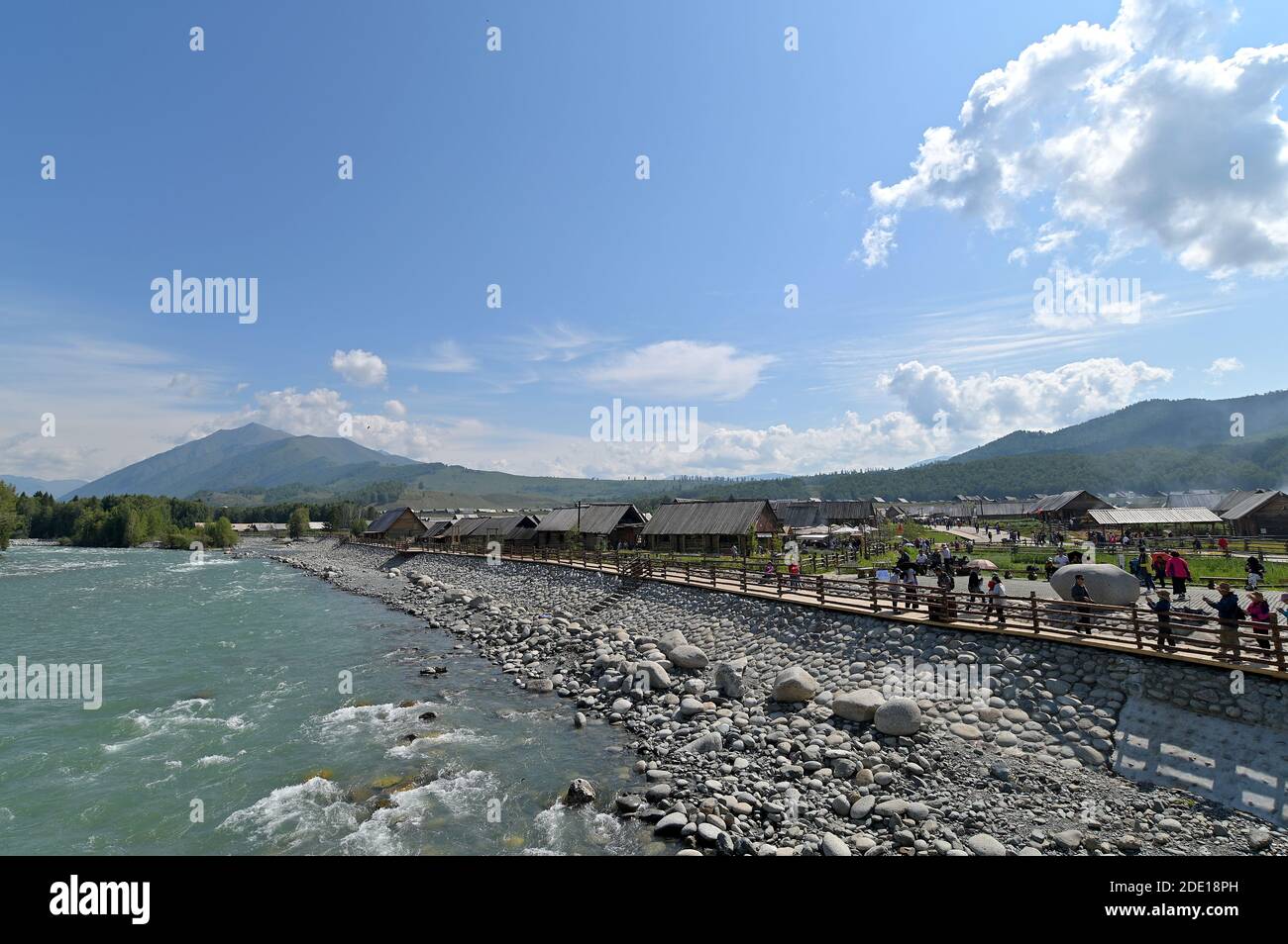 Vista sul fiume Hemu e sul villaggio di Hemu nella riserva naturale di Kanas, nella prefettura di Altai, a nord di Xinjiang, Cina Foto Stock