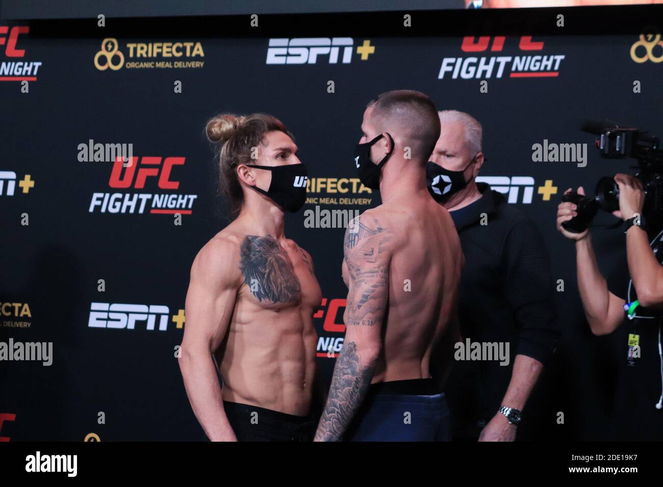 Las Vegas, Nevada, Las Vegas, NV, Stati Uniti. Nate Maness e Luke Sanders si affrontano durante la UFC Vegas 15 pesare-in a UFC Apex il 27 novembre 2020 a Las Vegas, Nevada, Stati Uniti. Credit: Diego Ribas/PX Imagens/ZUMA Wire/Alamy Live News Foto Stock