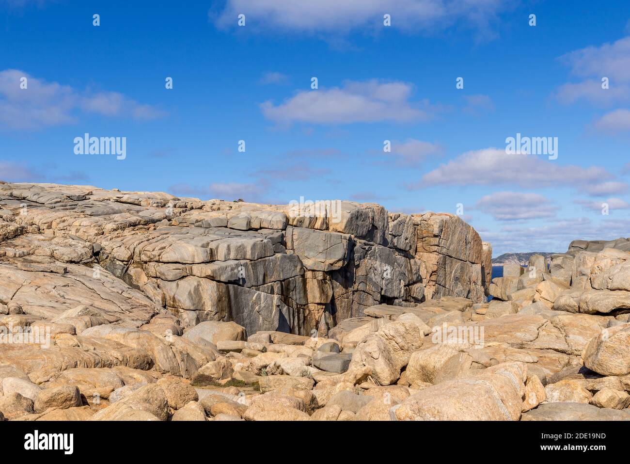 Formazione rocciosa naturale dal mare sotto il blu chiaro cielo Foto Stock