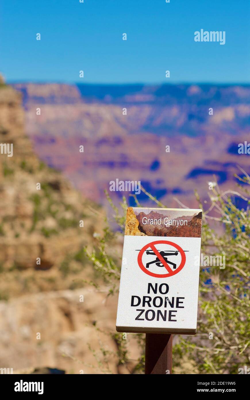 Grand Canyon National Park, Arizona, USA - 29 luglio 2020: Un cartello "No Drone zone" ricorda ai visitatori che è illegale volare droni sul Grand Canyon. Foto Stock