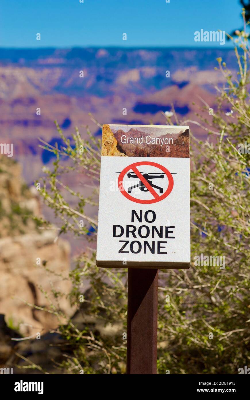 Grand Canyon National Park, Arizona, USA - 29 luglio 2020: Un cartello "No Drone zone" ricorda ai visitatori che è illegale volare droni sul Grand Canyon. Foto Stock