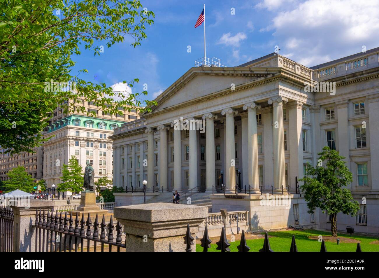 Washington DC--ago 18, 2018; classica architettura a colonne dell'entrata nord del Dipartimento del Tesoro degli Stati Uniti nel Campidoglio americano. Foto Stock