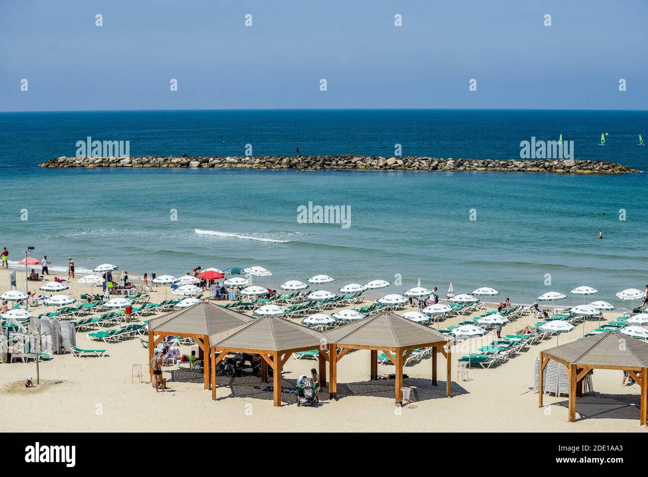 Israele. Tel Aviv. 15 aprile 2015. Spiaggia sul Mar Mediterraneo vicino Tel Aviv Foto Stock