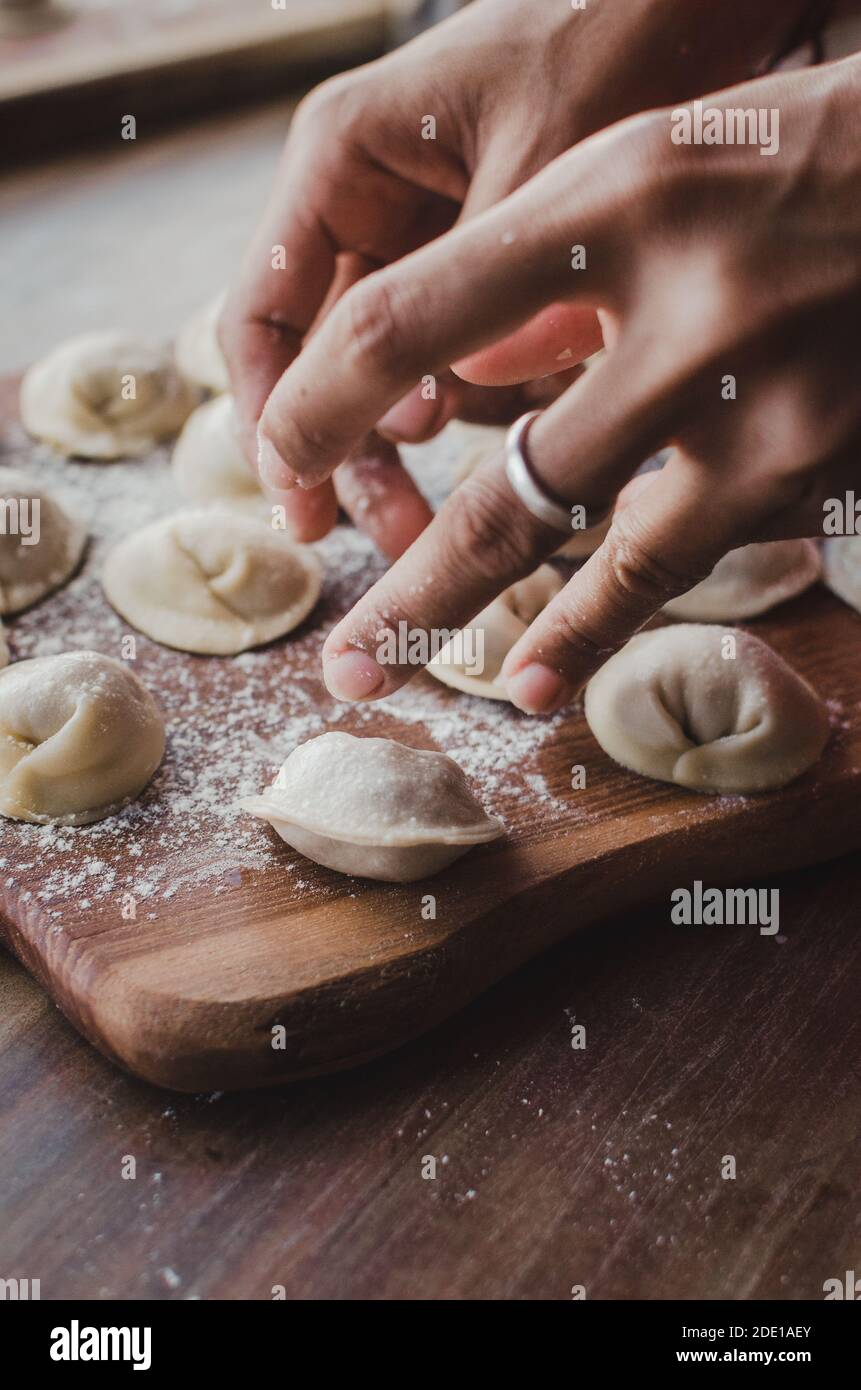 pelmeni o gnocchi russi preparati al momento dallo chef russo a Bali, Indonesia Foto Stock