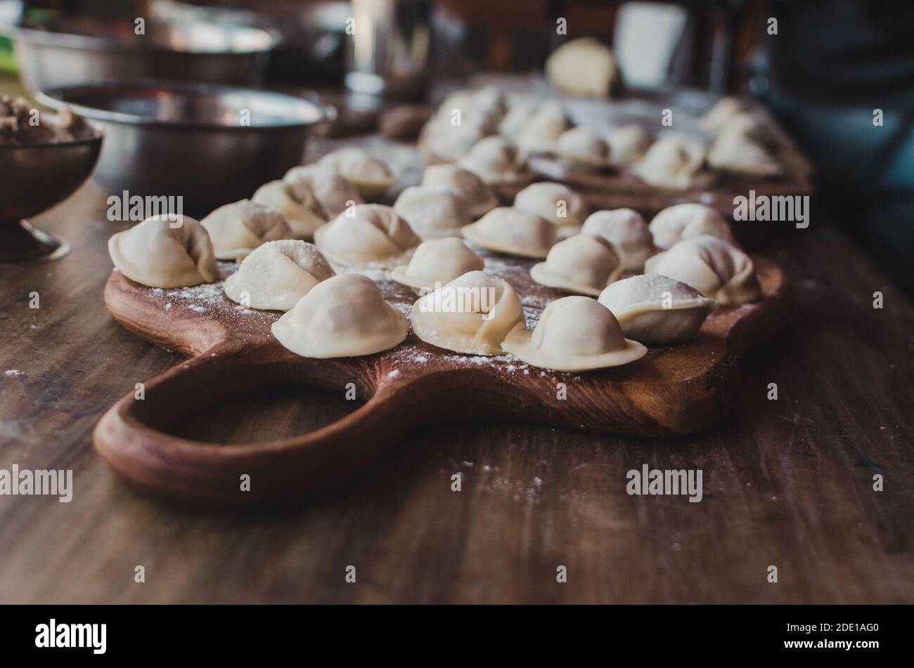 pelmeni o gnocchi russi preparati al momento dallo chef russo a Bali, Indonesia Foto Stock