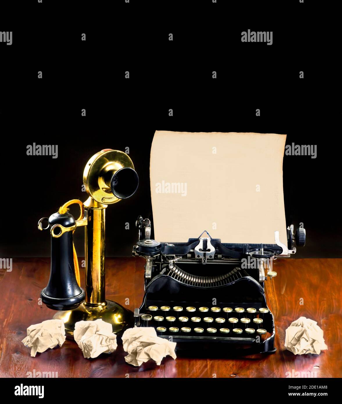 Macchina da scrivere antica e vecchio telefono con bastone di ottone con camera per il vostro tipo. Foto Stock