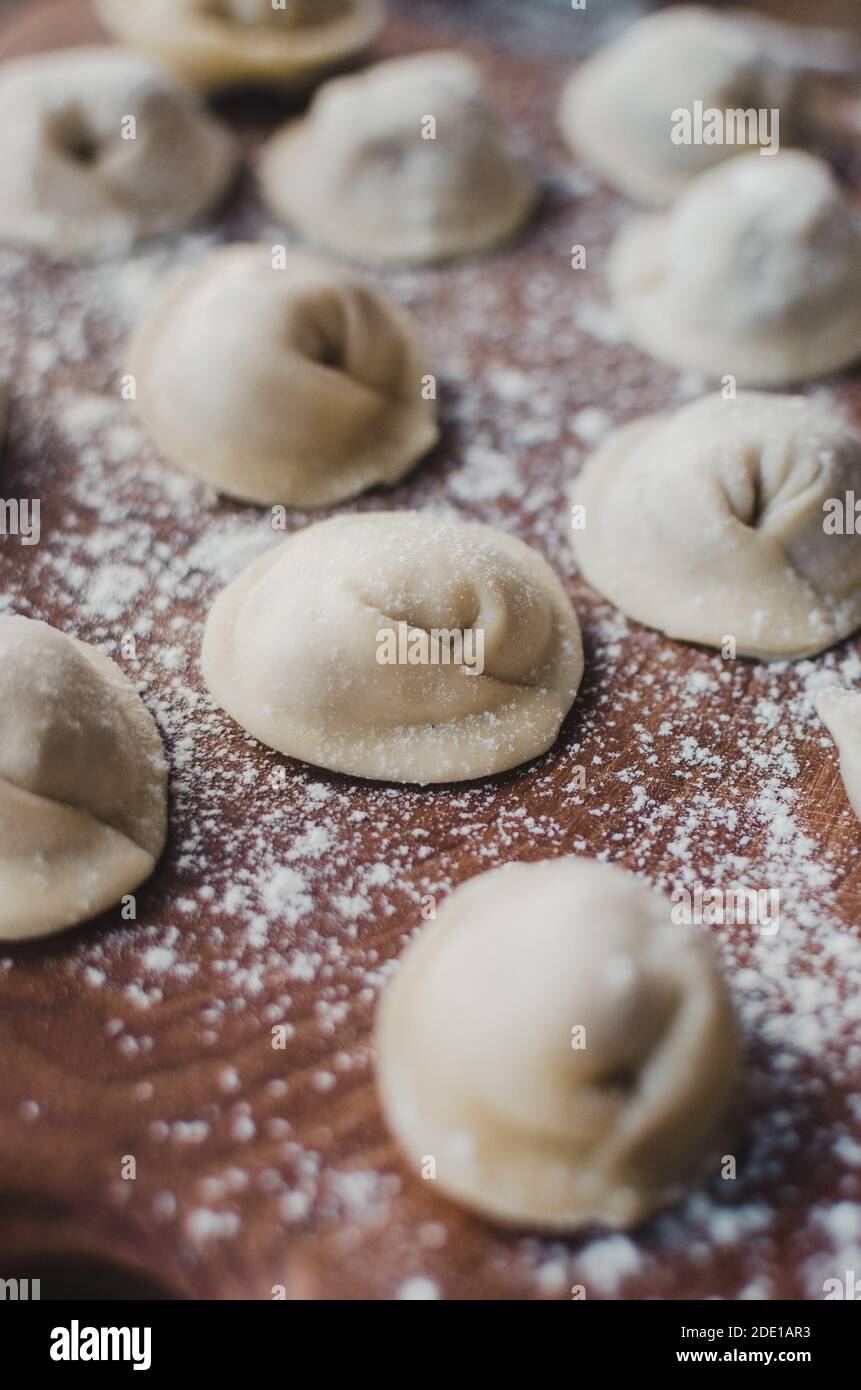 pelmeni o gnocchi russi preparati al momento dallo chef russo a Bali, Indonesia Foto Stock