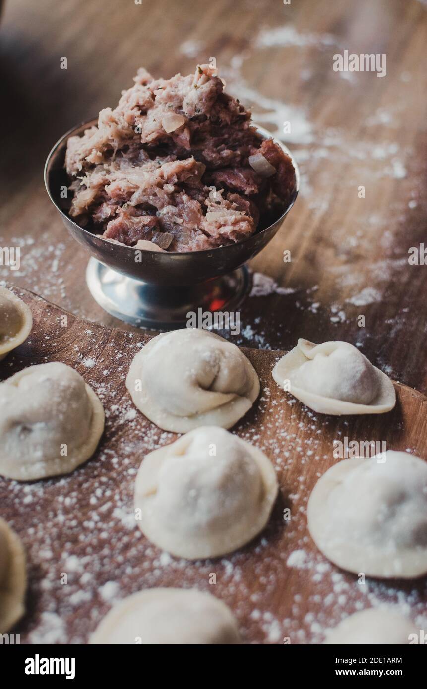 pelmeni o gnocchi russi preparati al momento dallo chef russo a Bali, Indonesia Foto Stock