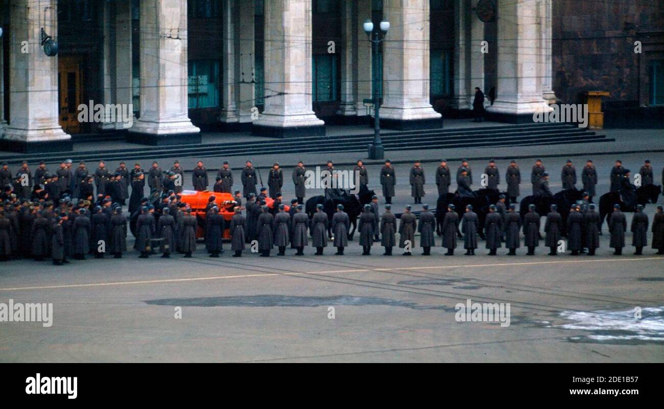 Funerali di Joseph Stalin, catturati con la fotocamera dall'assistente militare statunitense Attaché Major Martin Manhoff dal balcone dell'ambasciata - Casket di Stalin su tiro di carrozza howitzer da cavalli. 9 marzo 1953 Foto Stock
