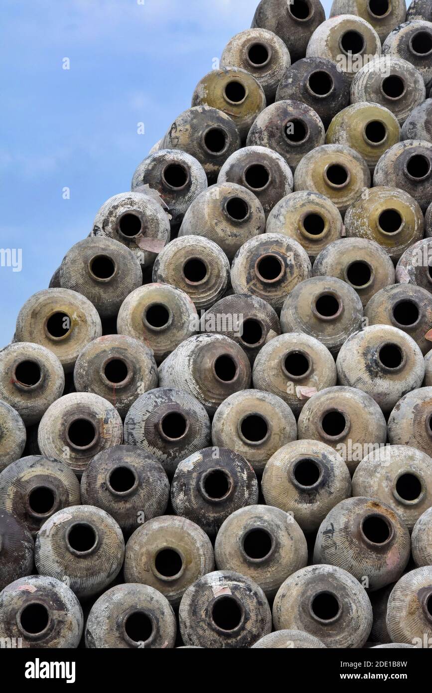 Grande mucchio di vasi di vino in una cantina, Linhai, provincia di Zhejiang, Cina Foto Stock