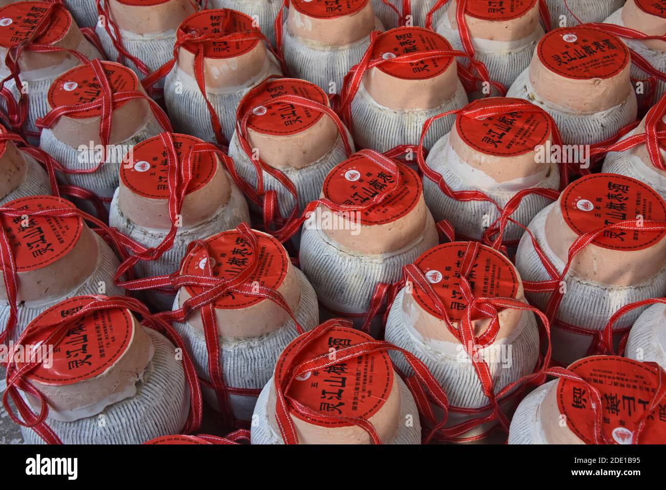 Vasi di vino confezionati in una cantina, Linhai, provincia di Zhejiang, Cina Foto Stock