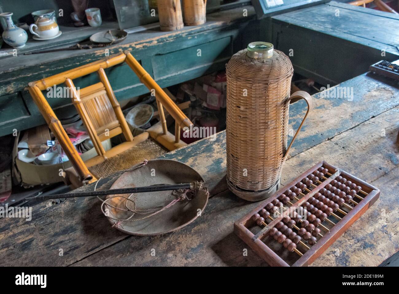 Abacus, bilancia e bottiglia di thermos sul banco in una vecchia casa da tè, Pengzhen, Chengdu, provincia di Sichuan, Cina Foto Stock