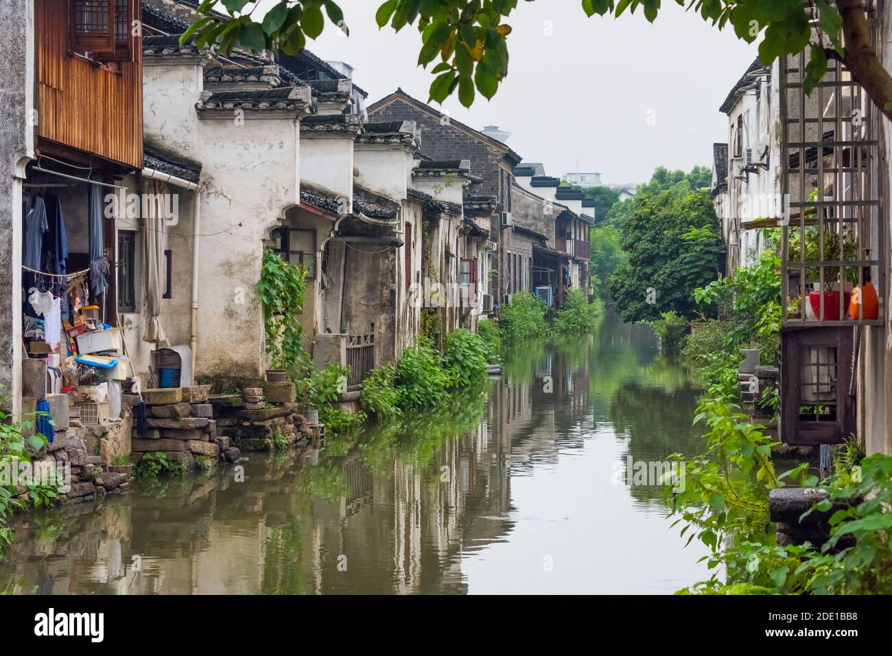 Case tradizionali lungo il Canal Grande, Shaoxing, provincia di Zhejiang, Cina Foto Stock