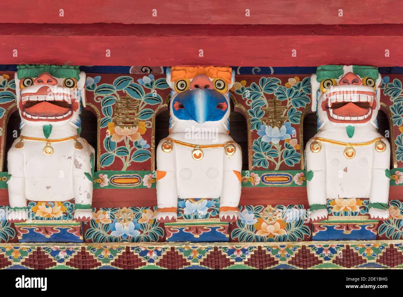 Decorazioni scolpite di leoni e uccelli sotto il tetto, Norbulingka, parte dell'"Ensemble storico del Potala Palace e patrimonio dell'umanità dell'UNESCO, Lha Foto Stock