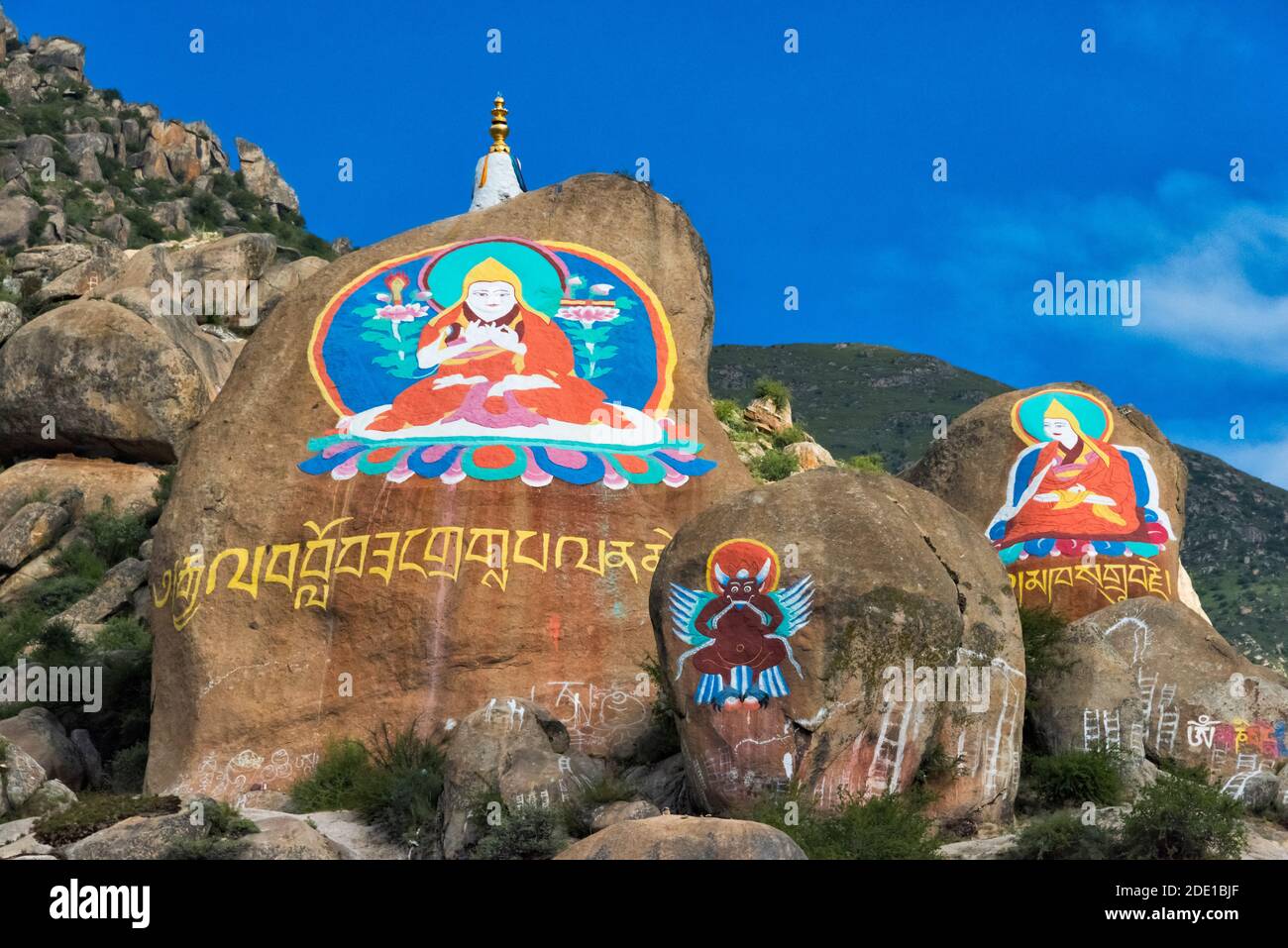 Immagine del Buddha dipinto sulla roccia, il Monastero di Drepung, uno dei tre grandi monasteri universitari di Gelug in Tibet, Lhasa, Tibet, Cina Foto Stock