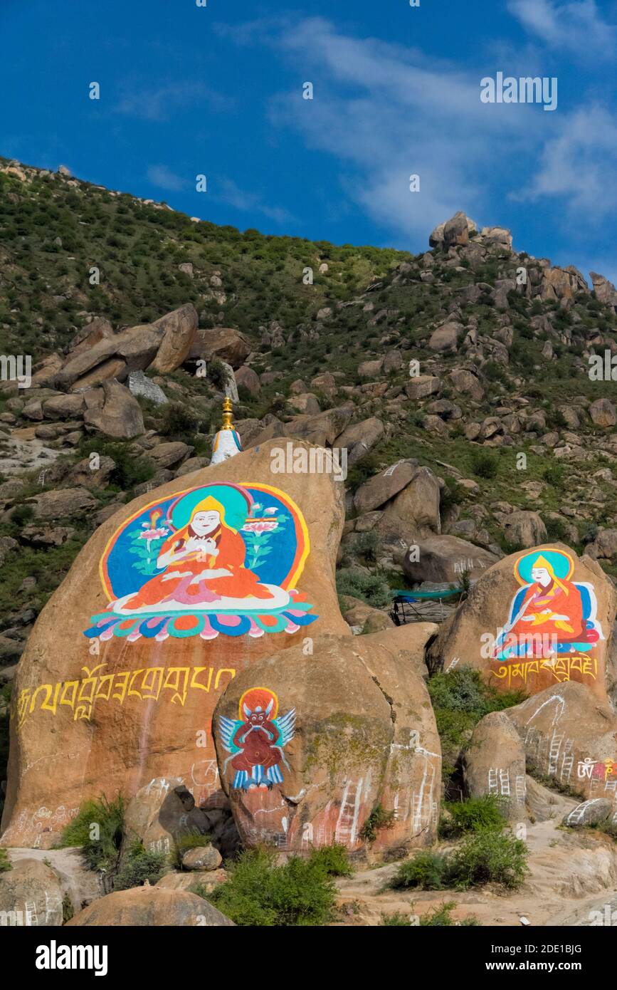 Immagine del Buddha dipinto sulla roccia, il Monastero di Drepung, uno dei tre grandi monasteri universitari di Gelug in Tibet, Lhasa, Tibet, Cina Foto Stock