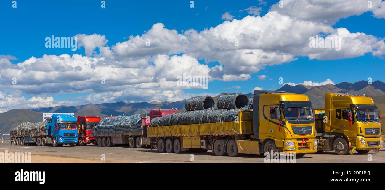 Trasporto di materiale da costruzione per autocarri dalla Cina interna, dal Tibet, dalla Cina Foto Stock