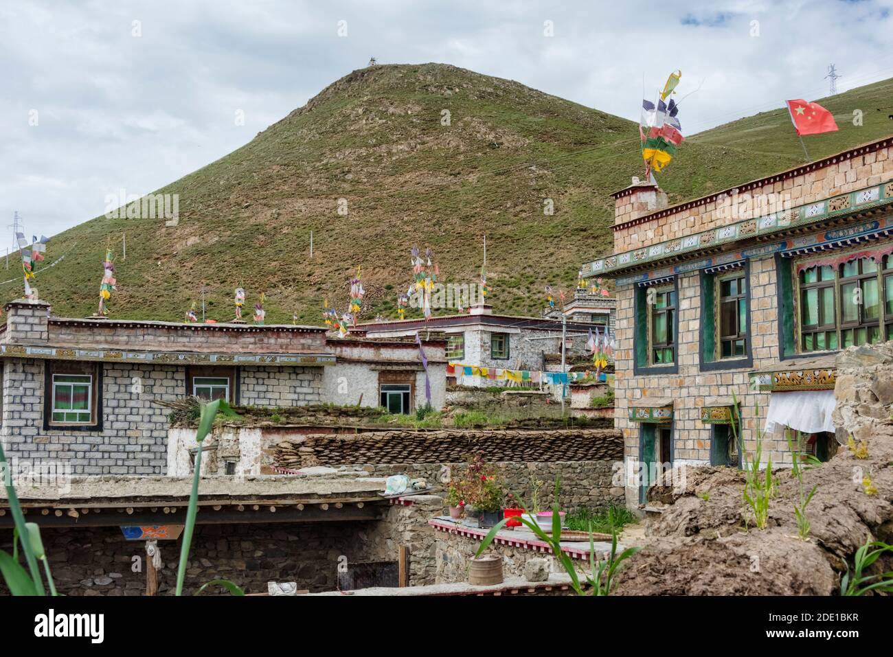 Villaggio tibetano in montagna, Lago Yamdrok (Yamdrok Yumtso), Tibet, Cina Foto Stock