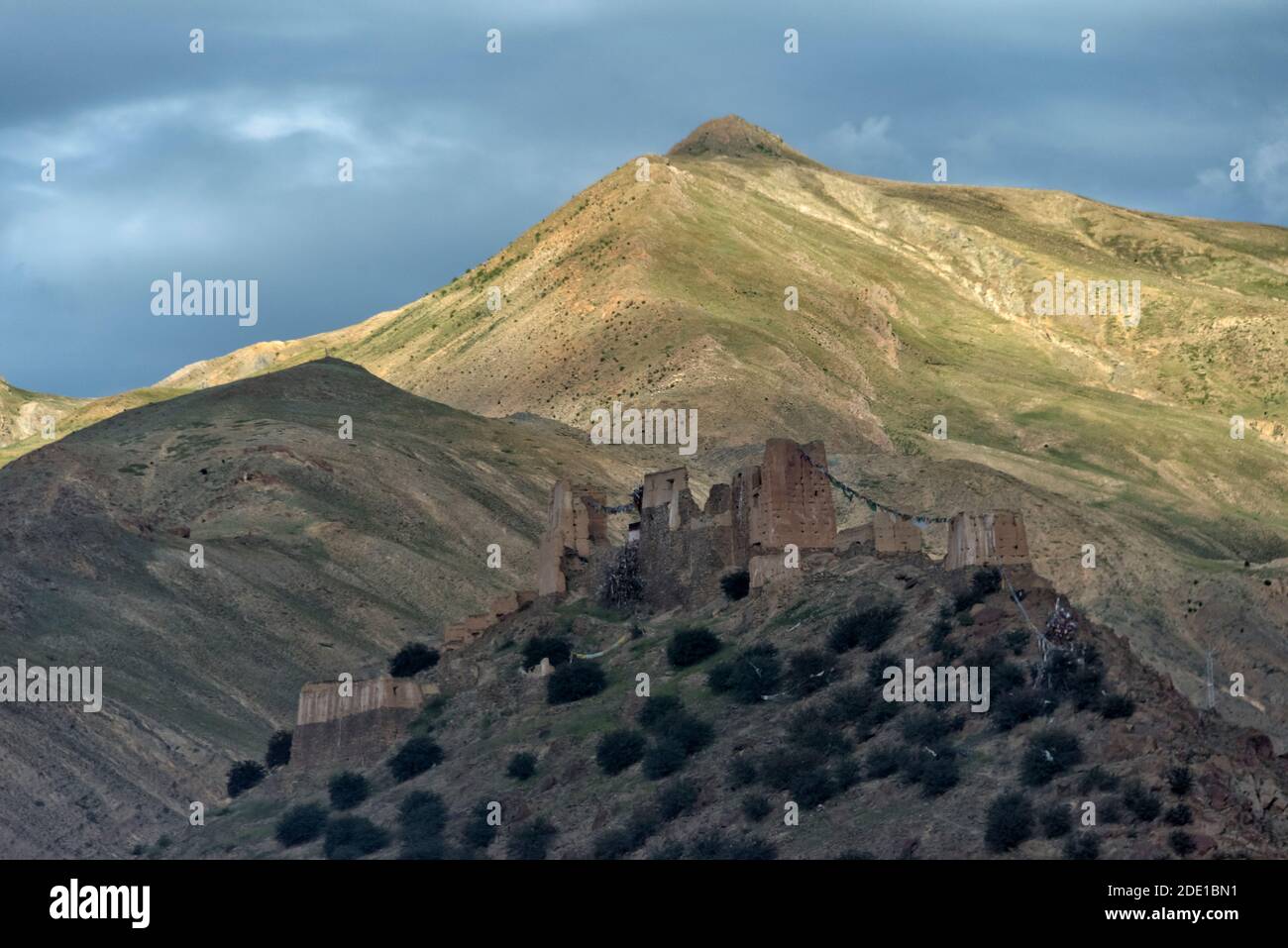 Antiche rovine dell'Himalaya sull'altopiano tibetano, Prefettura di Shigatse, Tibet, Cina Foto Stock