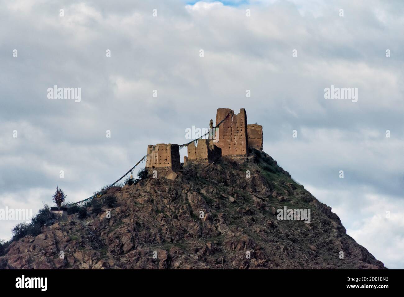 Antiche rovine dell'Himalaya sull'altopiano tibetano, Prefettura di Shigatse, Tibet, Cina Foto Stock