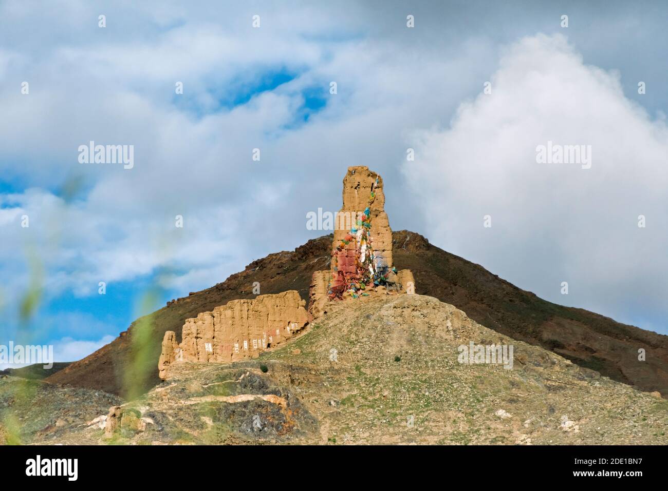 Rovine di fortezza sulla cima di una collina, Prefettura di Shigatse, Tibet, Cina Foto Stock