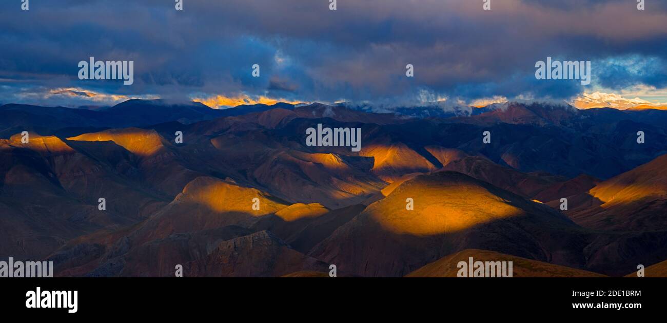 Himalaya all'alba, Mt. Everest National Nature Reserve, Prefettura di Shigatse, Tibet, Cina Foto Stock