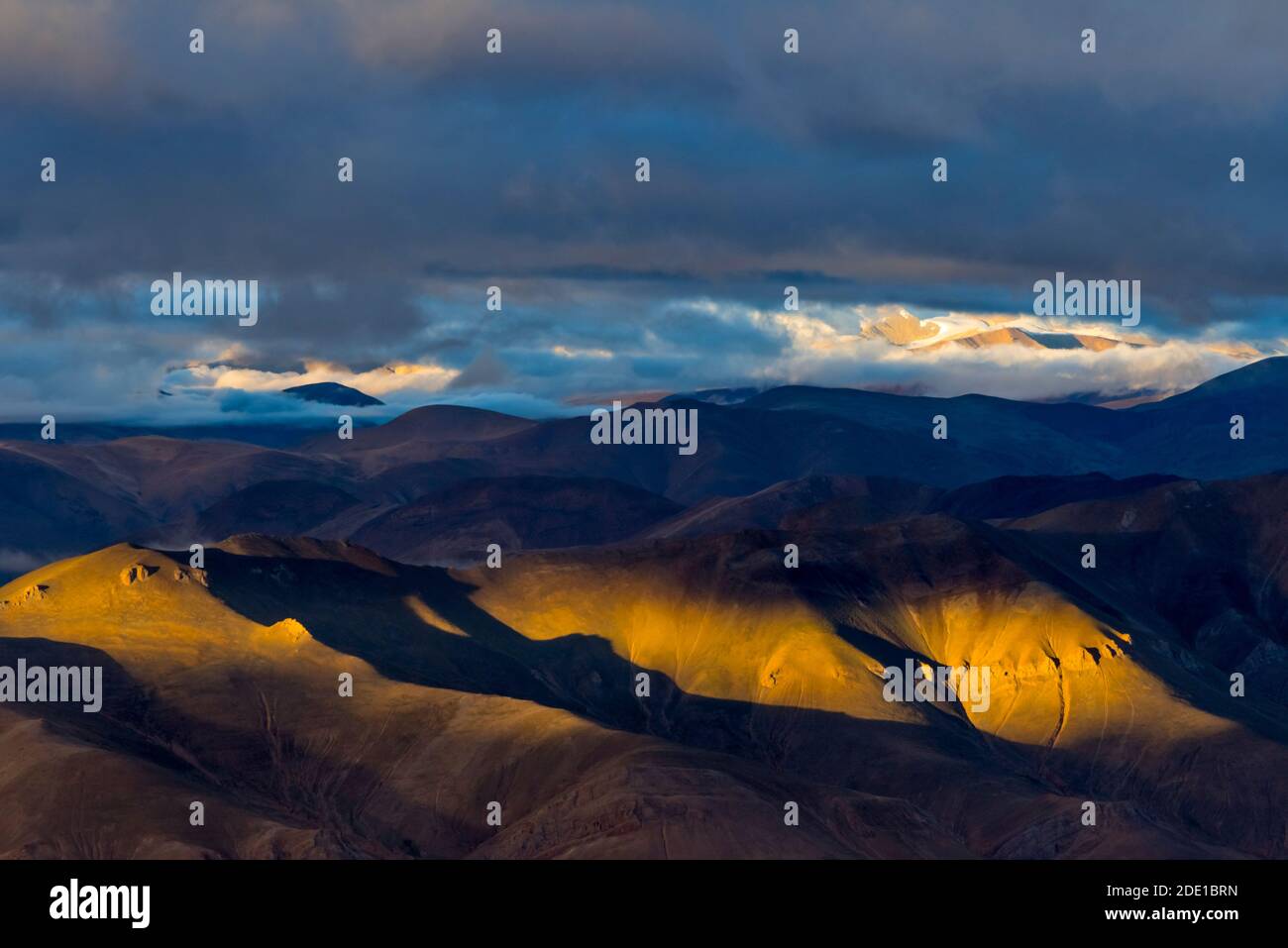 Himalaya all'alba, Mt. Everest National Nature Reserve, Prefettura di Shigatse, Tibet, Cina Foto Stock