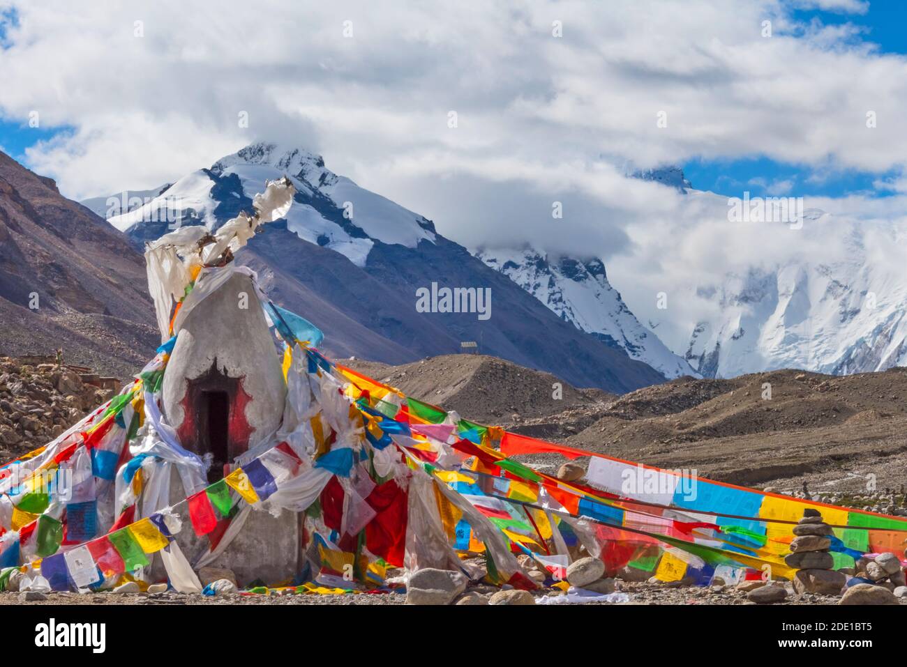 Pali mani e bandiere di preghiera nella valle di Rongbuk, picco Lhotse (8516 m) in lontananza, Mt. Riserva naturale nazionale di Everest, Prefettura di Shigatse, Tibet, CH Foto Stock