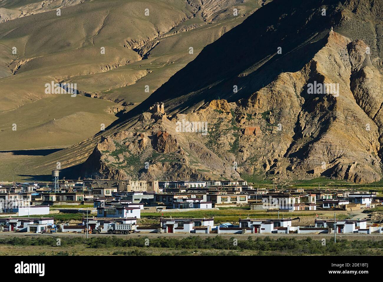 Villaggio tibetano nell'Himalaya, Prefettura di Shigatse, Tibet, Cina Foto Stock