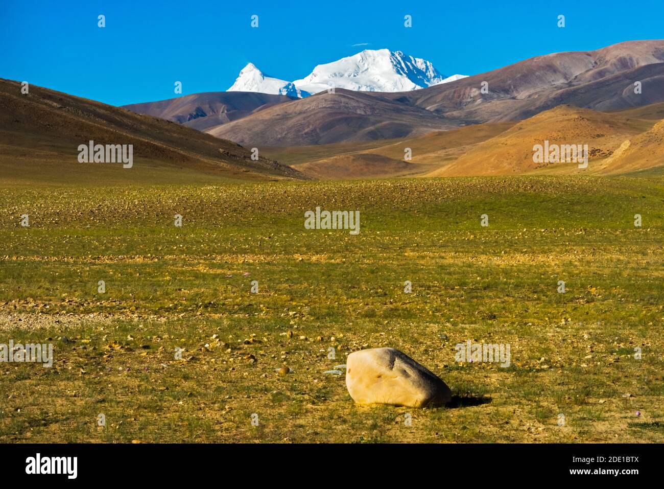 Melungtse (destra, 7181 m) e Gauri Shankar (7134 m) nell'Himalaya, Prefettura di Shigatse, Tibet, Cina Foto Stock