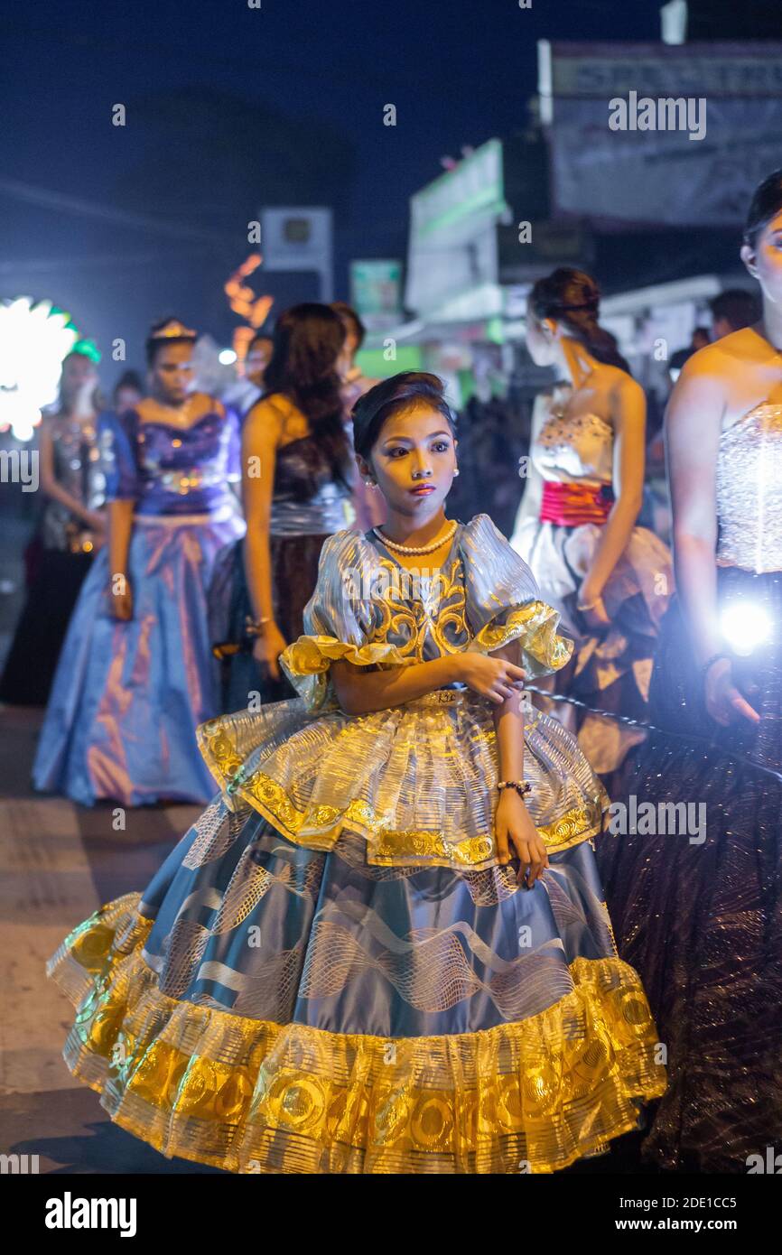 Sfarzo del Festival indossato con abiti elaborati durante il May Flower Tapusan Festival ad Alitagtag, Batangas, Filippine Foto Stock